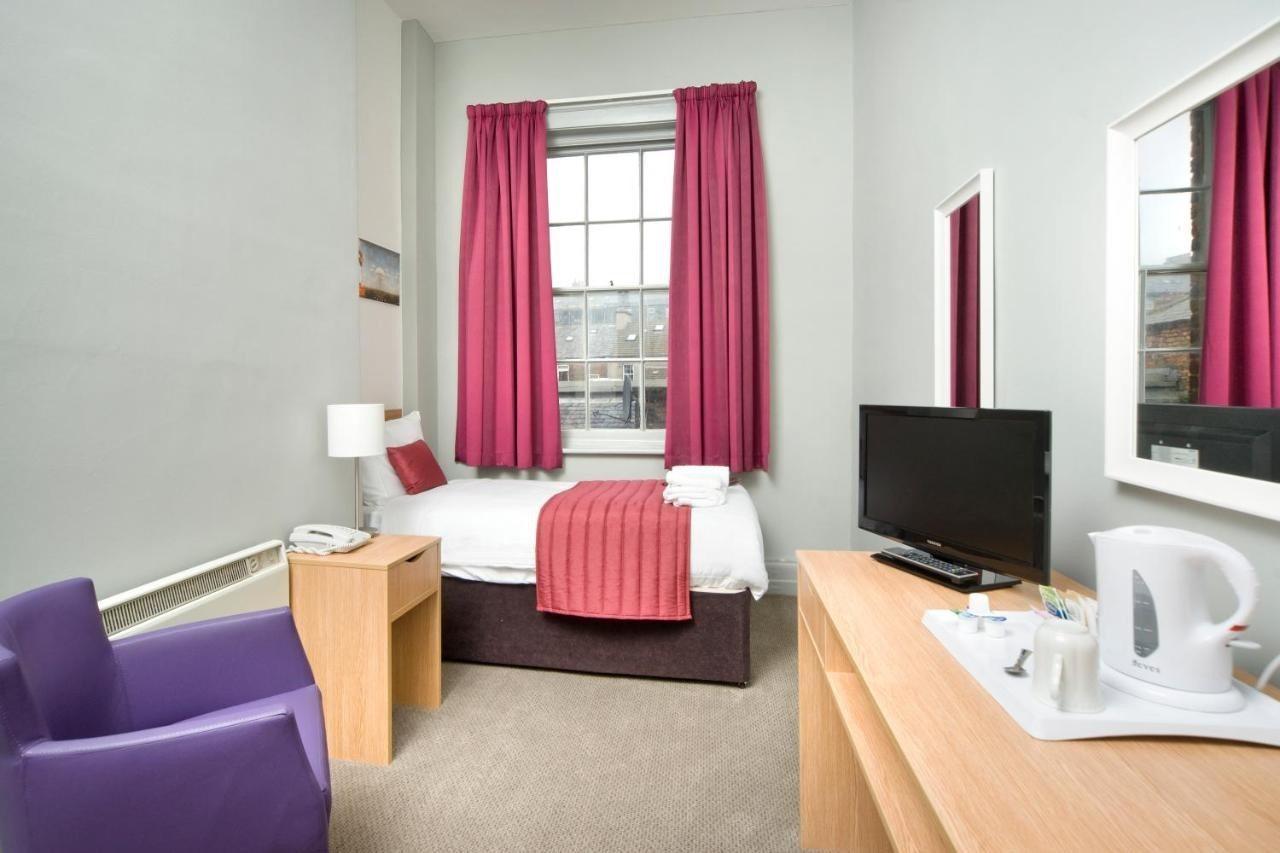 The Tarbet Hotel Bagian luar foto