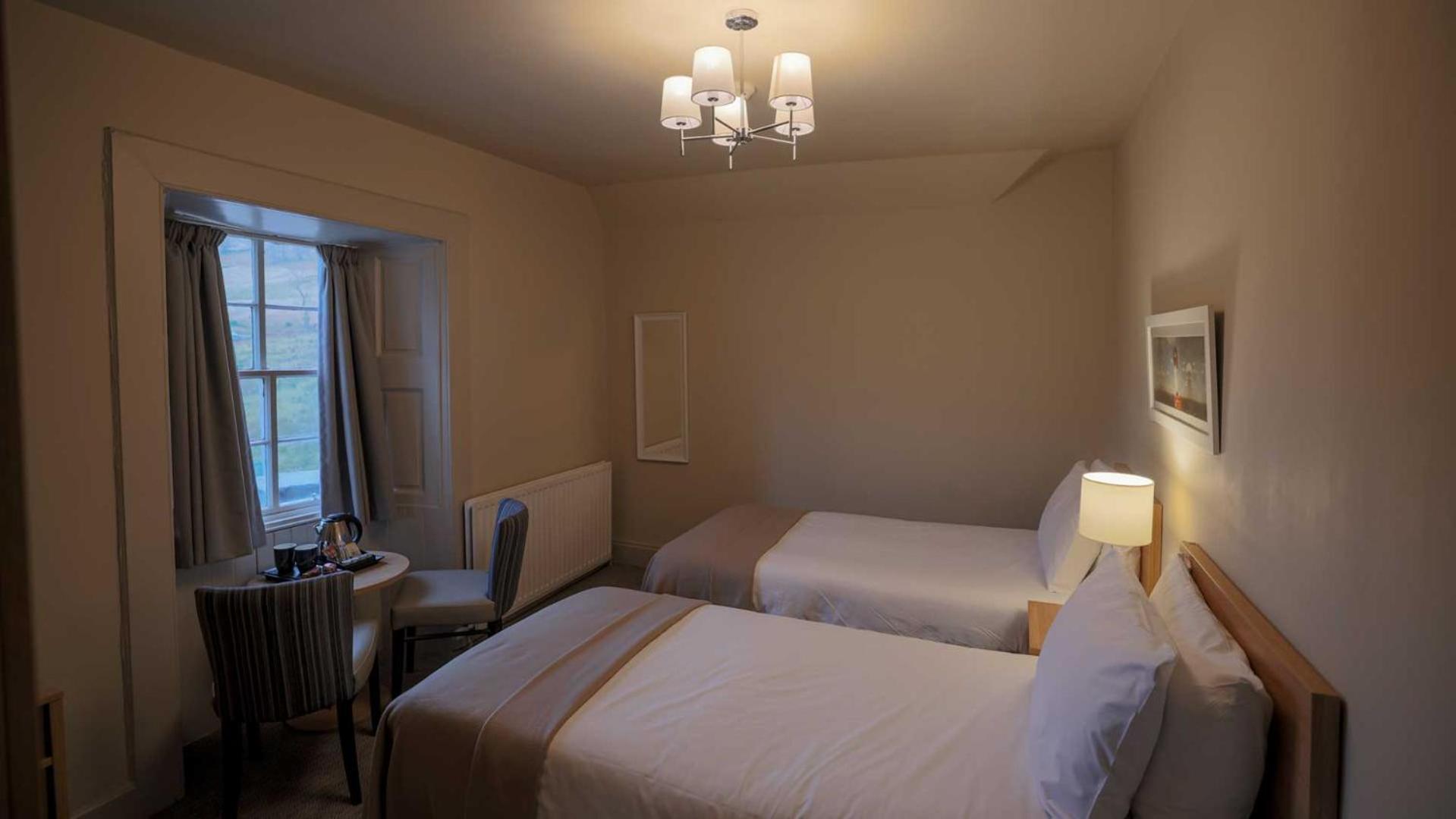 The Tarbet Hotel Bagian luar foto