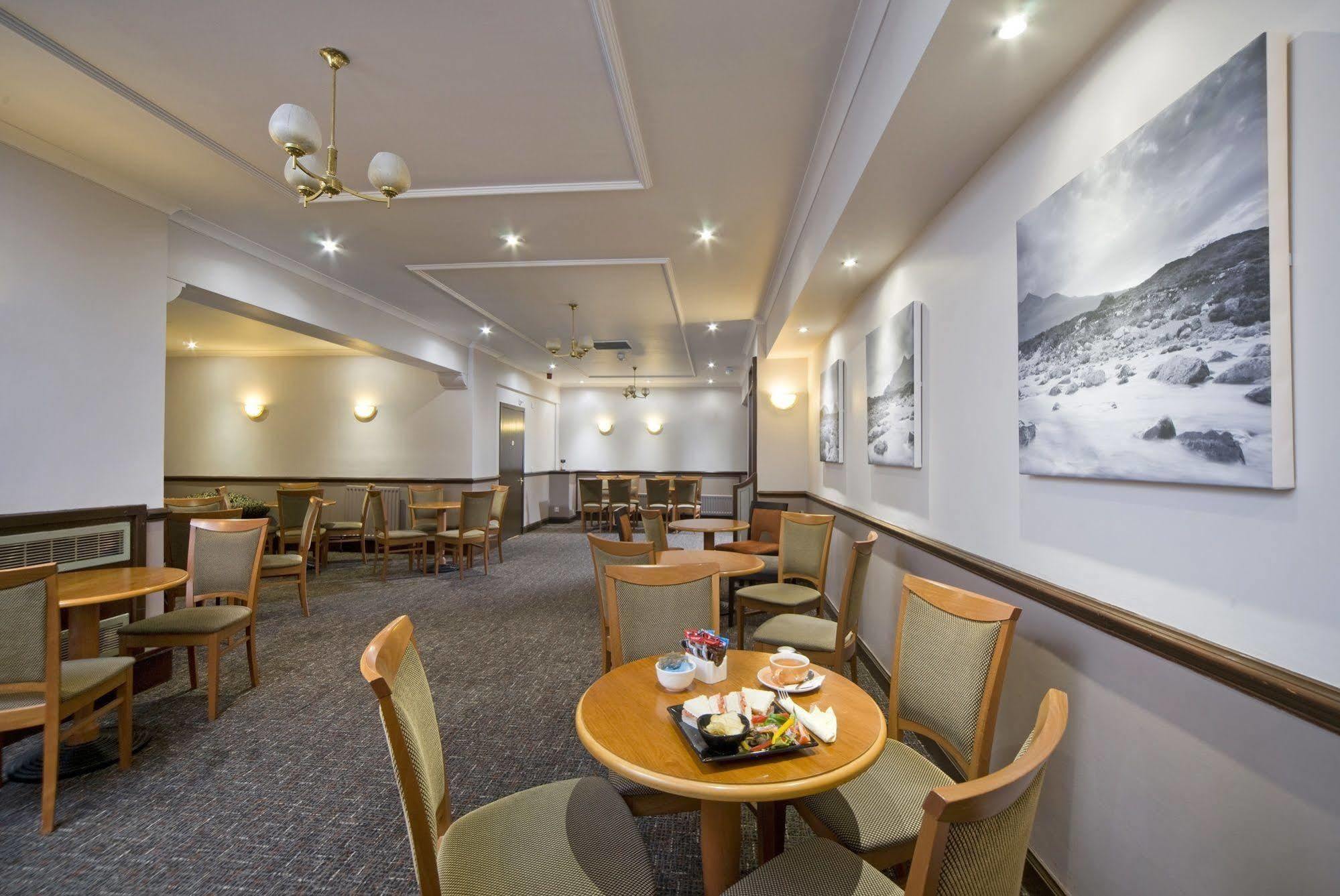 The Tarbet Hotel Bagian luar foto