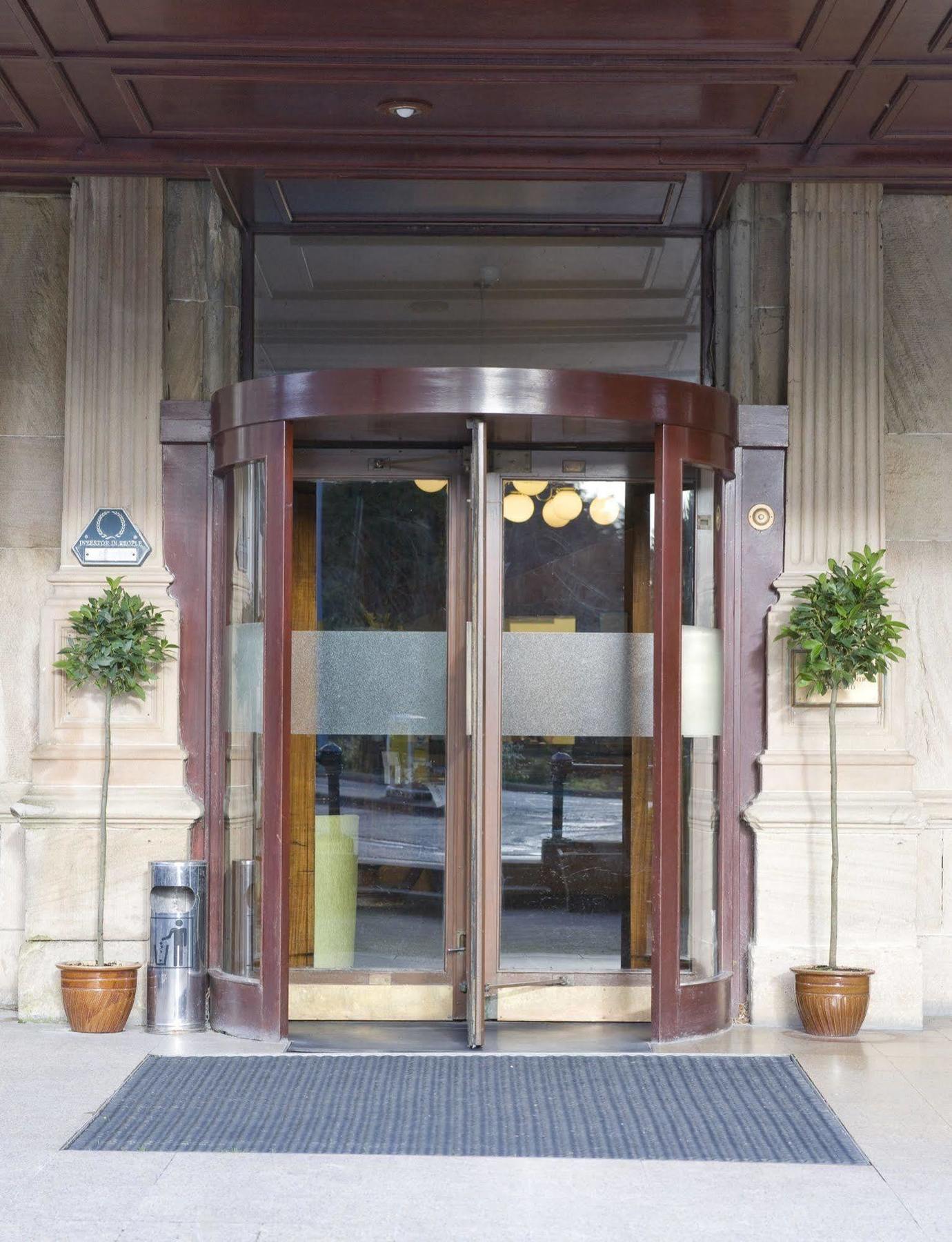 The Tarbet Hotel Bagian luar foto