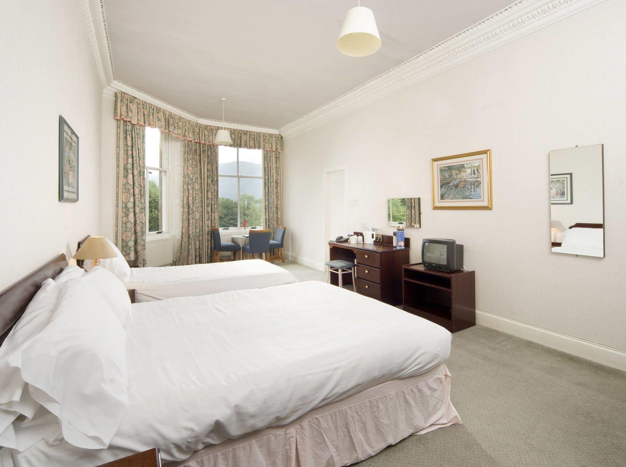 The Tarbet Hotel Bagian luar foto